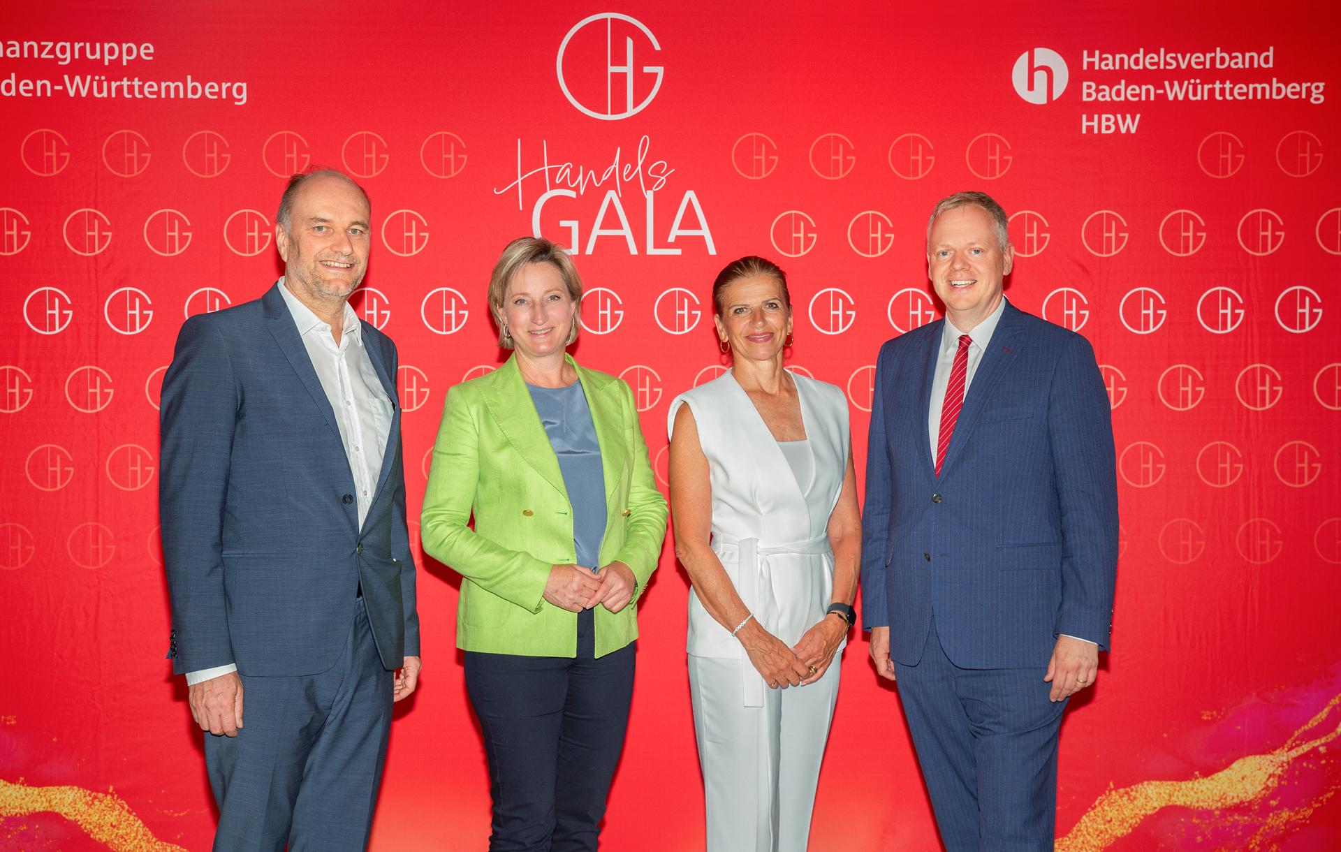 Freuen sich auf erfolgreiche Einzelhändlerinnen und -händler, die zur Sparkassen-Handelsgala in Stuttgart geladen waren: Herrmann Hutter, Präsident des Handelsverbands Baden-Württemberg, Dr. Nicole Hoffmeister-Kraut, Ministerin für Wirtschaft, Arbeit und Tourismus des Landes Baden-Württemberg, Sabine Hagmann, Hauptgeschäftsführerin des Handelsverbands Württemberg und Dr. Matthias Neth, Präsident des Sparkassenverbands Baden-Württemberg.