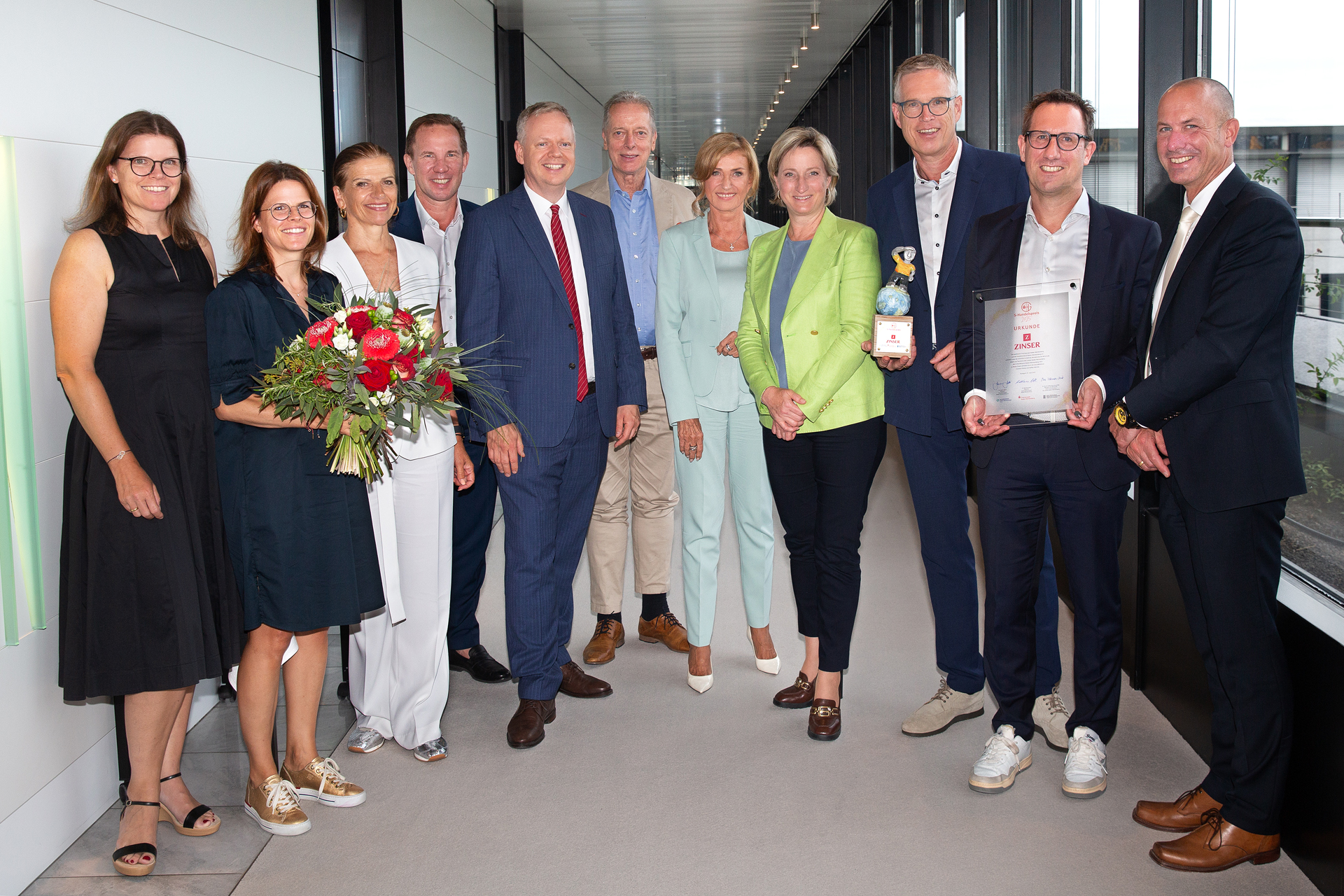 Strahlende Gesichter anlässlich der Verleihung des Sparkassen-Handelspreises 2025.  v.l.n.r. Dr. Tanja Maile-Zinser, Dr. Bettina Iffland-Zinser, Sabine Hagmann (HBW), N.N. (wird nachgereicht), Dr. Matthias Neth (SVBW), Dr. Jan Stefan Roell (BWIHK), Dagmar Wöhrl, Dr. Nicole Hoffmeister-Kraut (Wirtschaftsministerin), Christian Klemp (Modehaus Zinser), Steffen Mächtle (Modehaus Zinser), Michael Kreh (KSK Tübingen)
