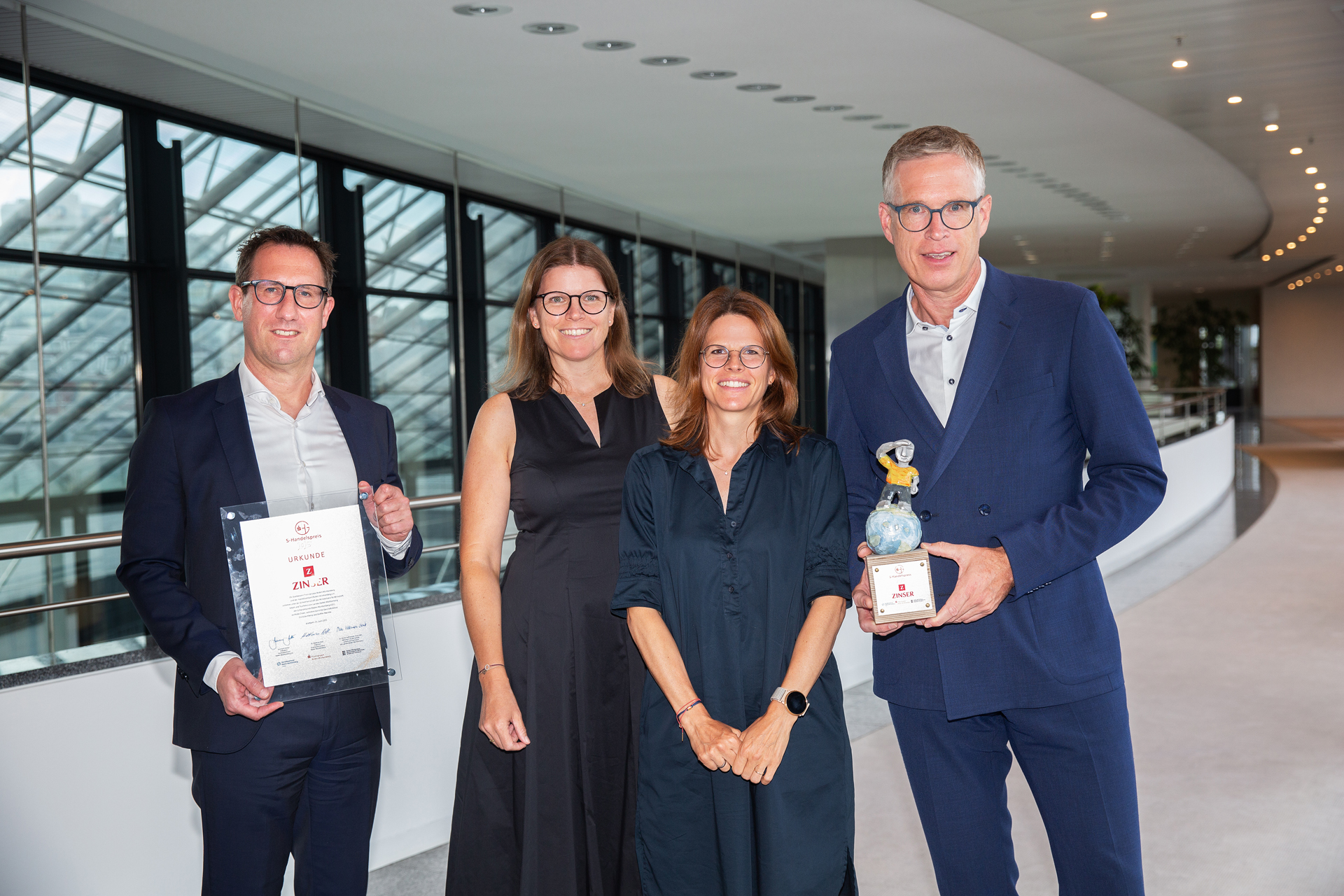 Freuten sich über die Auszeichnung für den Erfolg des Modehauses Zinser: Steffen Mächtle, Geschäftsführer, seitens der Eigentümer Dr. Tanja Maile-Zinser und Dr. Bettina Iffland-Zinser sowie Christian Klemp, Geschäftsführer.