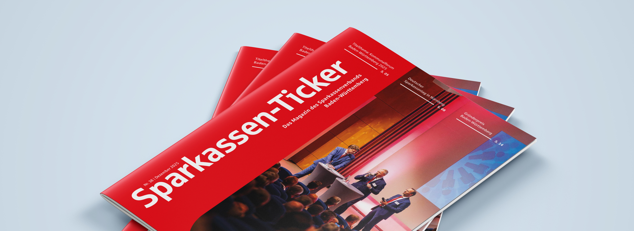 Mehrere Ausgaben des Sparkassenticker Dezember 2025