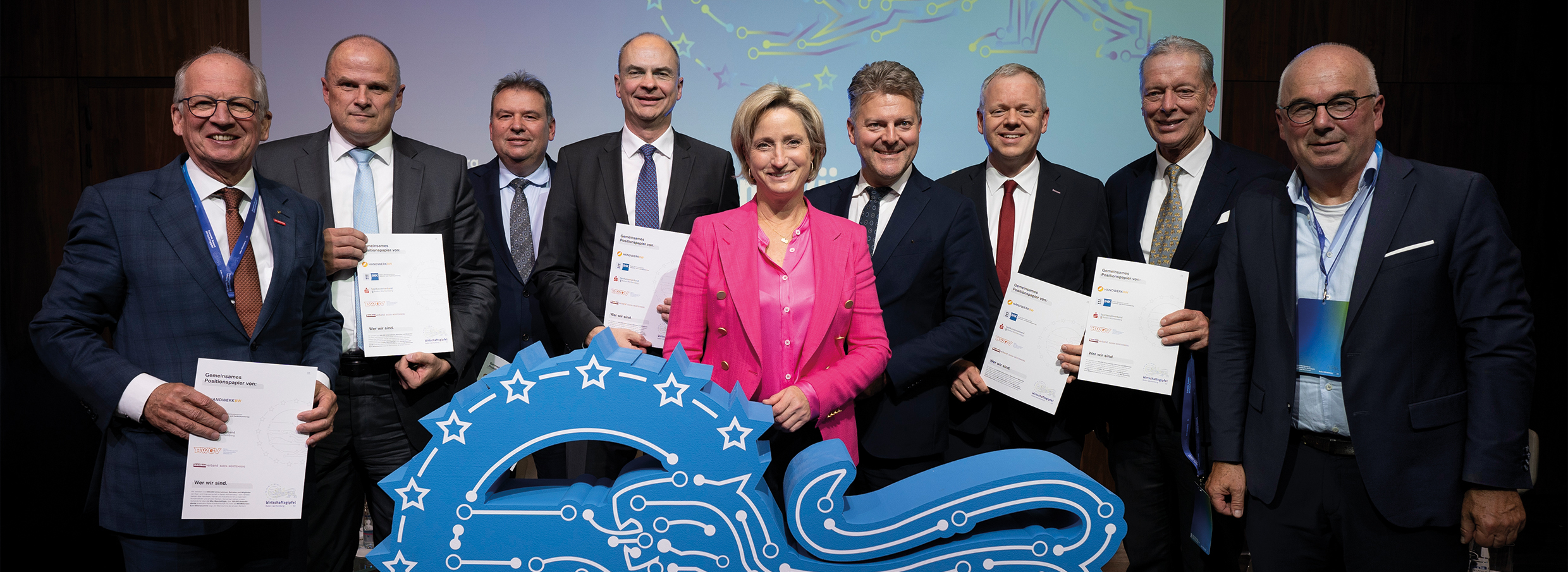 Gruppenfoto im Rahmen des Wirtschaftsgipfels 2025