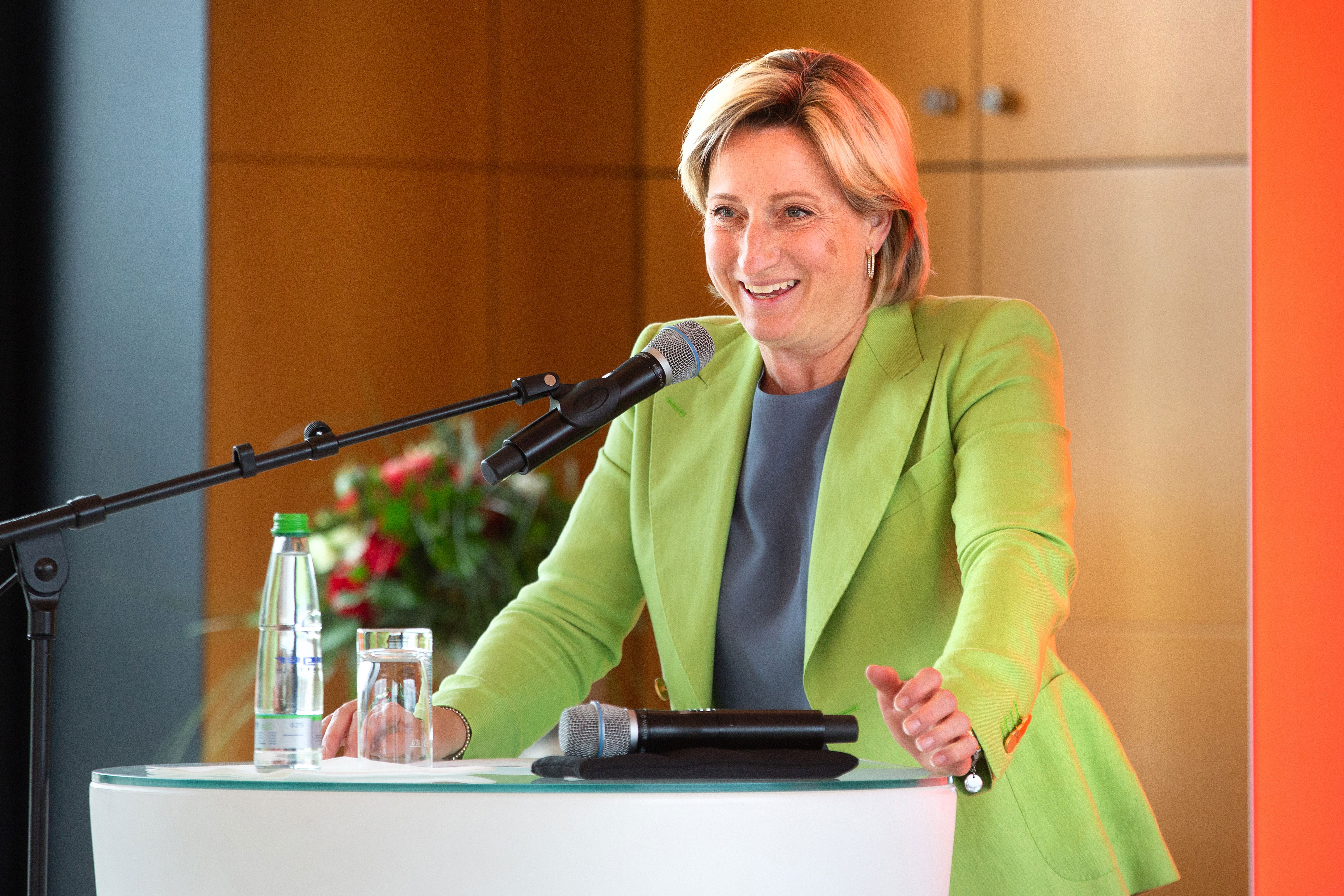 „Das Modehaus Zinser ist ein Aushängeschild unseres baden-württembergischen Einzelhandels“, betonte Nicole Hoffmeister-Kraut bei der Preisverleihung. Die Wirtschaftsministerin ist Schirmherrin der neuen Handelsgala.