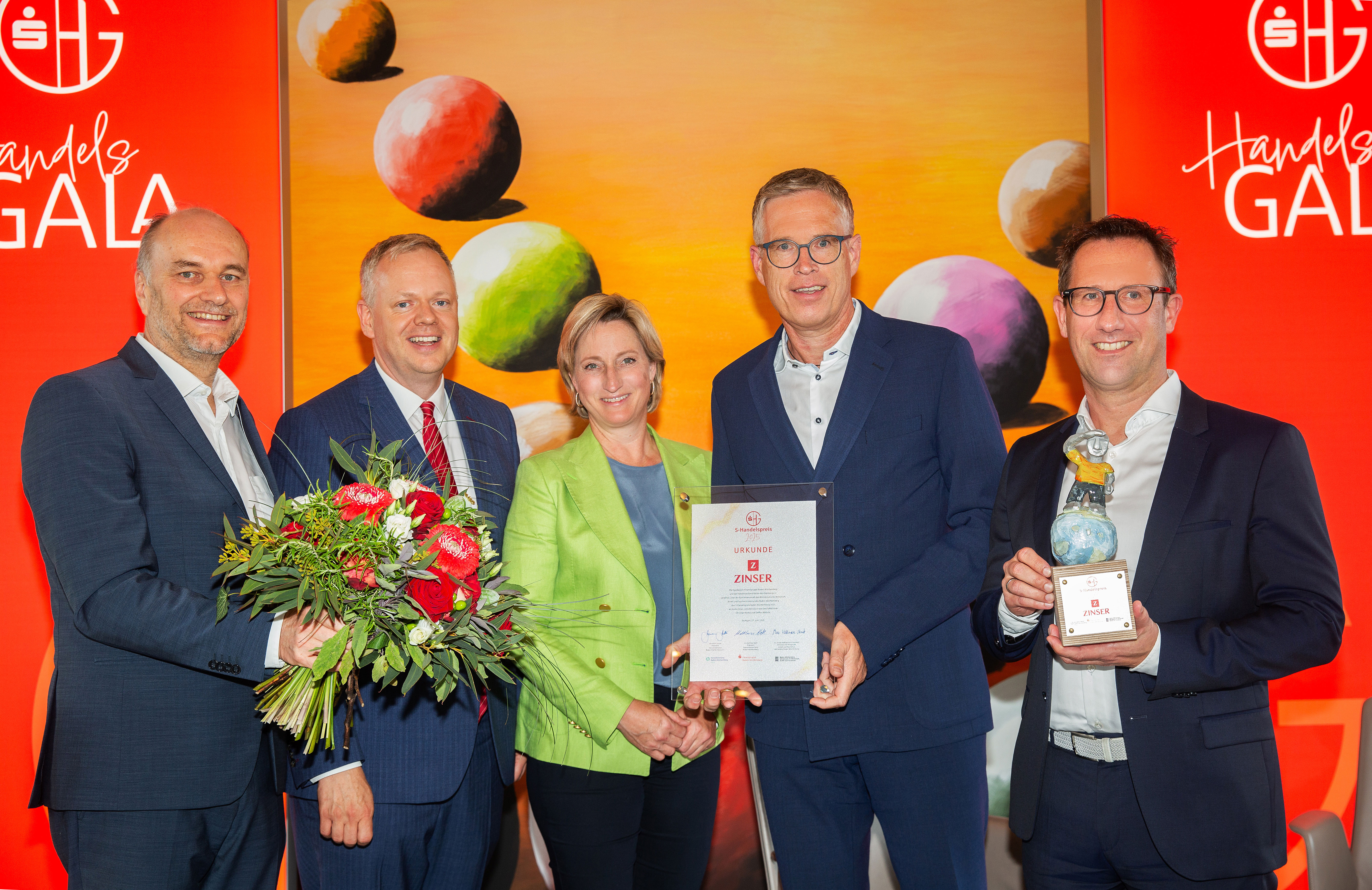 Auszeichnung für ein Leuchtturm-Unternehmen: Hermann Hutter, Präsident des Handelsverbands Baden-Württemberg, Sparkassenpräsident Dr. Matthias Neth und Ministerin Nicole Hoffmeister-Kraut mit den beiden Geschäftsführern von Modehaus Zinser, Christian Klemp und Steffen Mächtle.