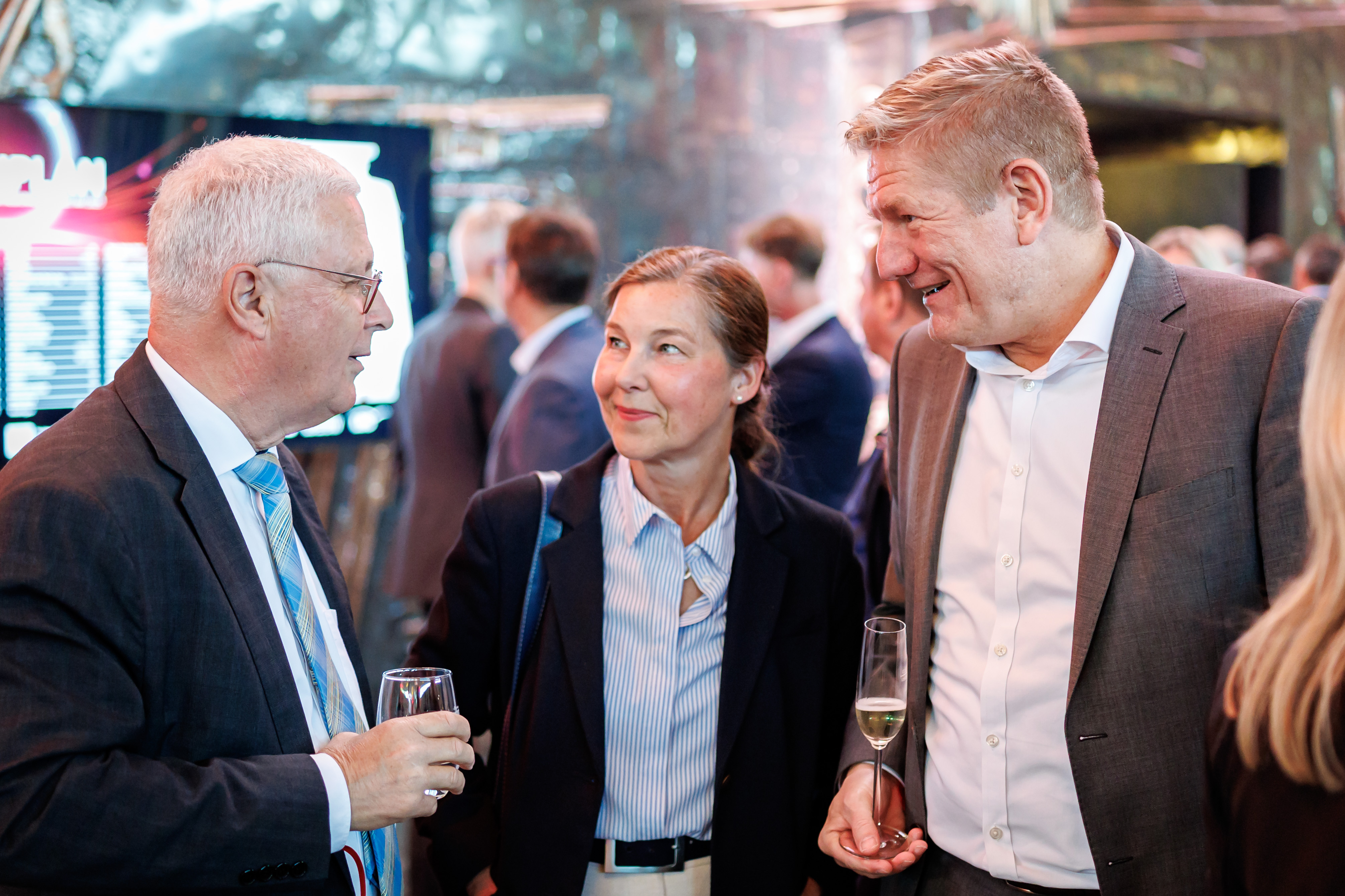 Der Regionalabend bot jede Menge Gelegenheiten für Gespräche. Hier im Gespräch: Wolfgang Dietz, OB a. D. der Stadt Weil am Rhein, Andreas Jahn, Vorstandsvorsitzender der SparkassenVersicherung in Begleitung seiner Ehefrau
