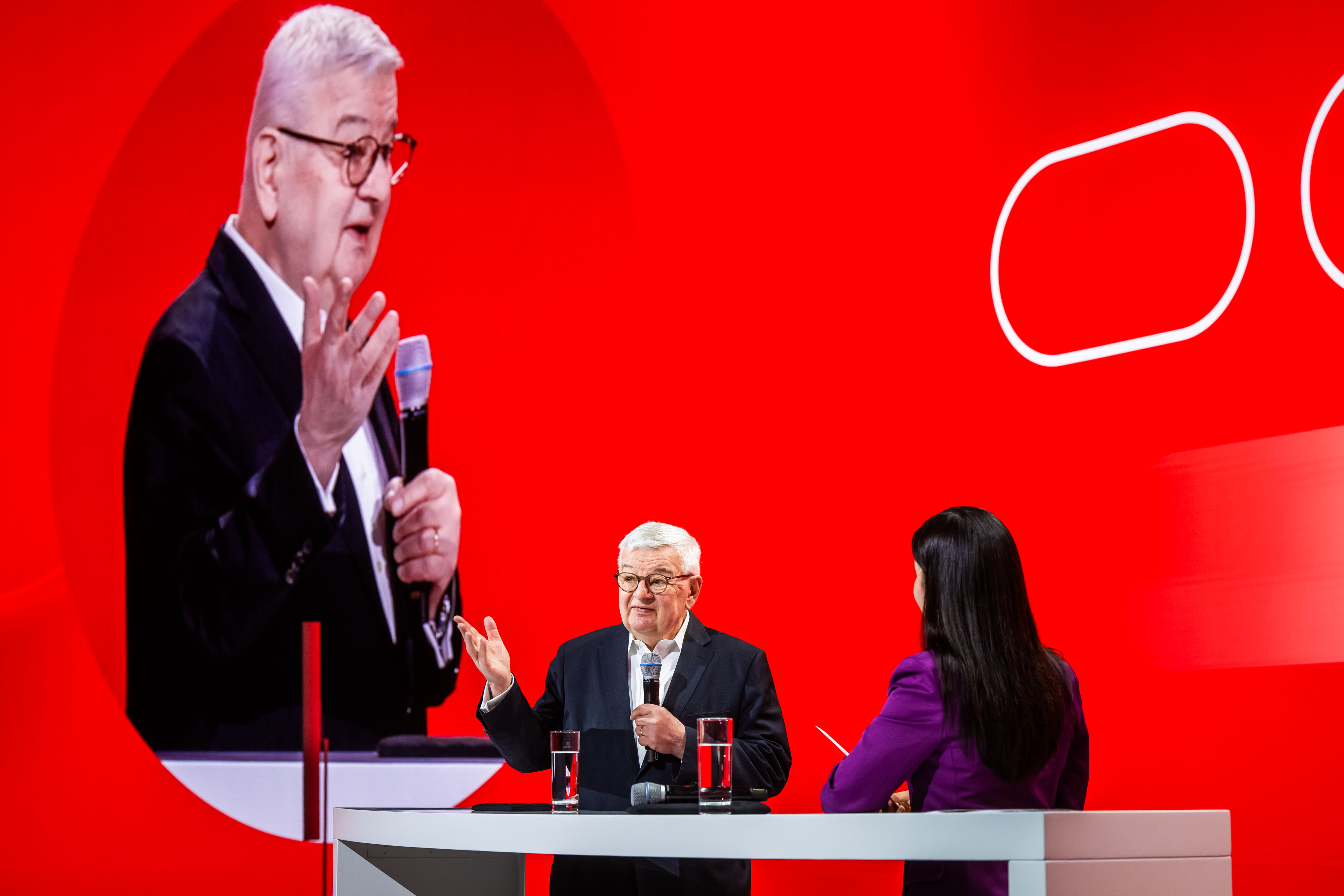 Joschka Fischer, ehemaliger Außenminister und Alt-Vizekanzler, betont: „Es geht um die Zukunft junger Menschen. Und diese Zukunft heißt Europa.“
