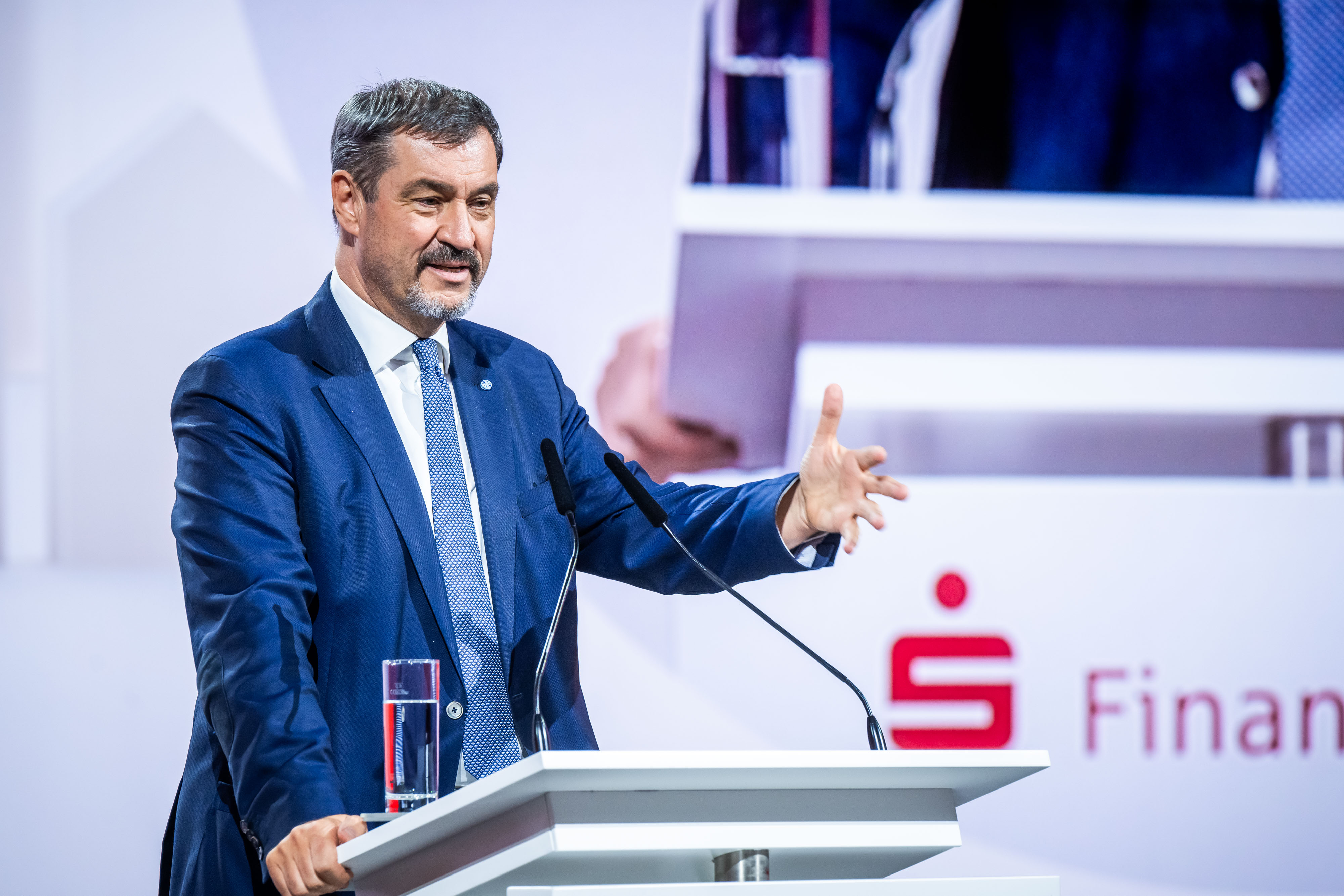 Markus Söder, Ministerpräsident von Bayern, gibt sich als großer Sparkassen-Fan zu erkennen: „Ich habe eine lange Verbindung zu den Sparkassen und das ist meine längste Verbindung des Lebens.  (…) Finger weg von den Versuchen, die Sparkassen zu verschlechtern in Europa. Hände weg von Einlagensicherungen, wo die Sparguthaben letztlich zur Verfügung stehen.“