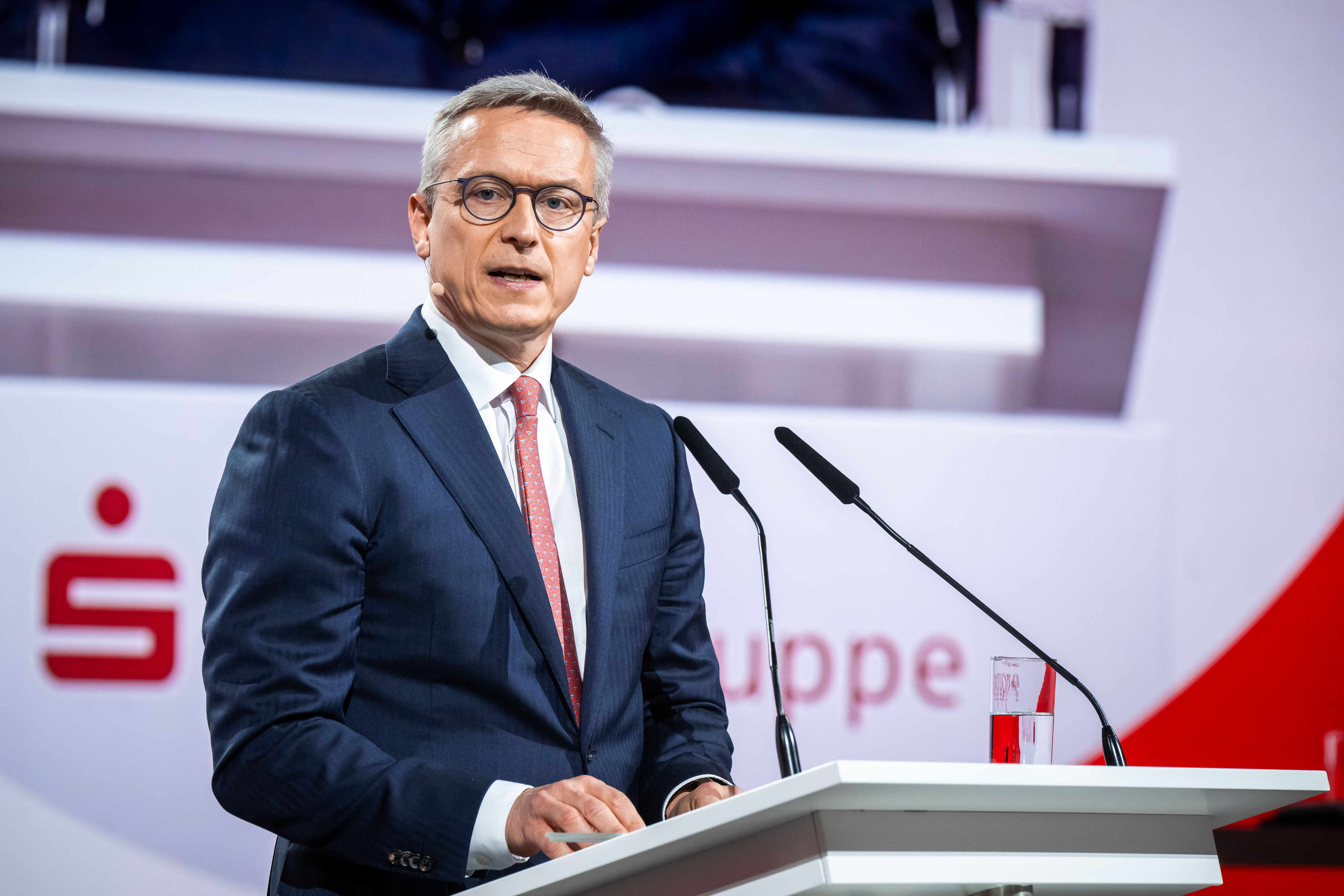Dr. Karsten Wildberger, Bundesminister für Digitalisierung und Staatsmodernisierung:  „Für Digitalisierung gibt es keinen Schalter, den man umlegen kann. Digitalisierung ist ein Prozess, der braucht Zeit, Mut und Partner. Meine Einladung an die Sparkassen-Finanzgruppe: Lassen Sie uns gemeinsam auf vielen Feldern an der Digitalisierung unseres Landes arbeiten. Lassen Sie uns gemeinsam die Zukunft gestalten."