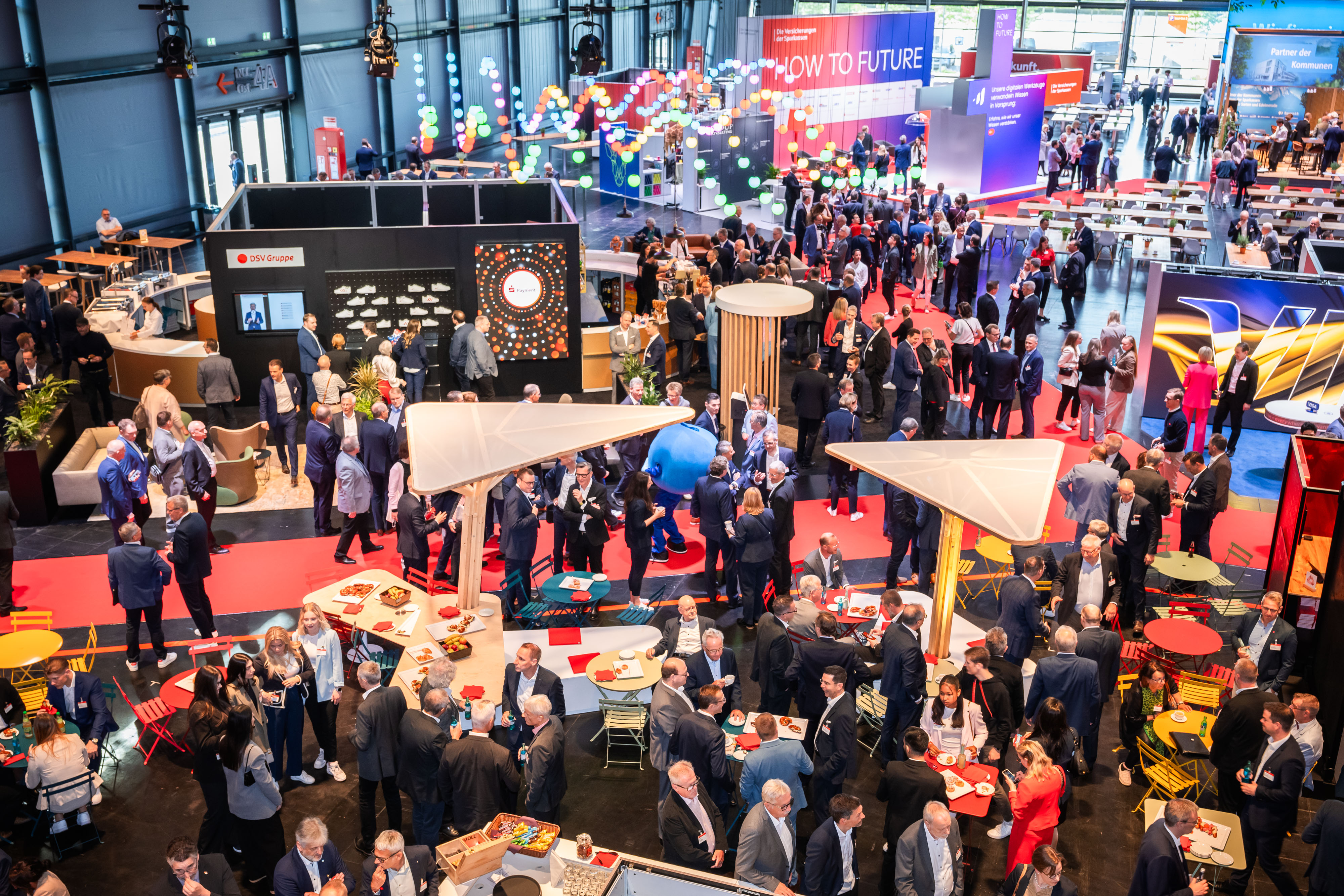 Zahlreiche Unternehmen und Dienstleister aus der Sparkassen-Finanzgruppe sind unter den Ausstellern – mit dabei auch die LBBW, LBS Landesbausparkassen, die Deka und SV Sparkassen Versicherung.