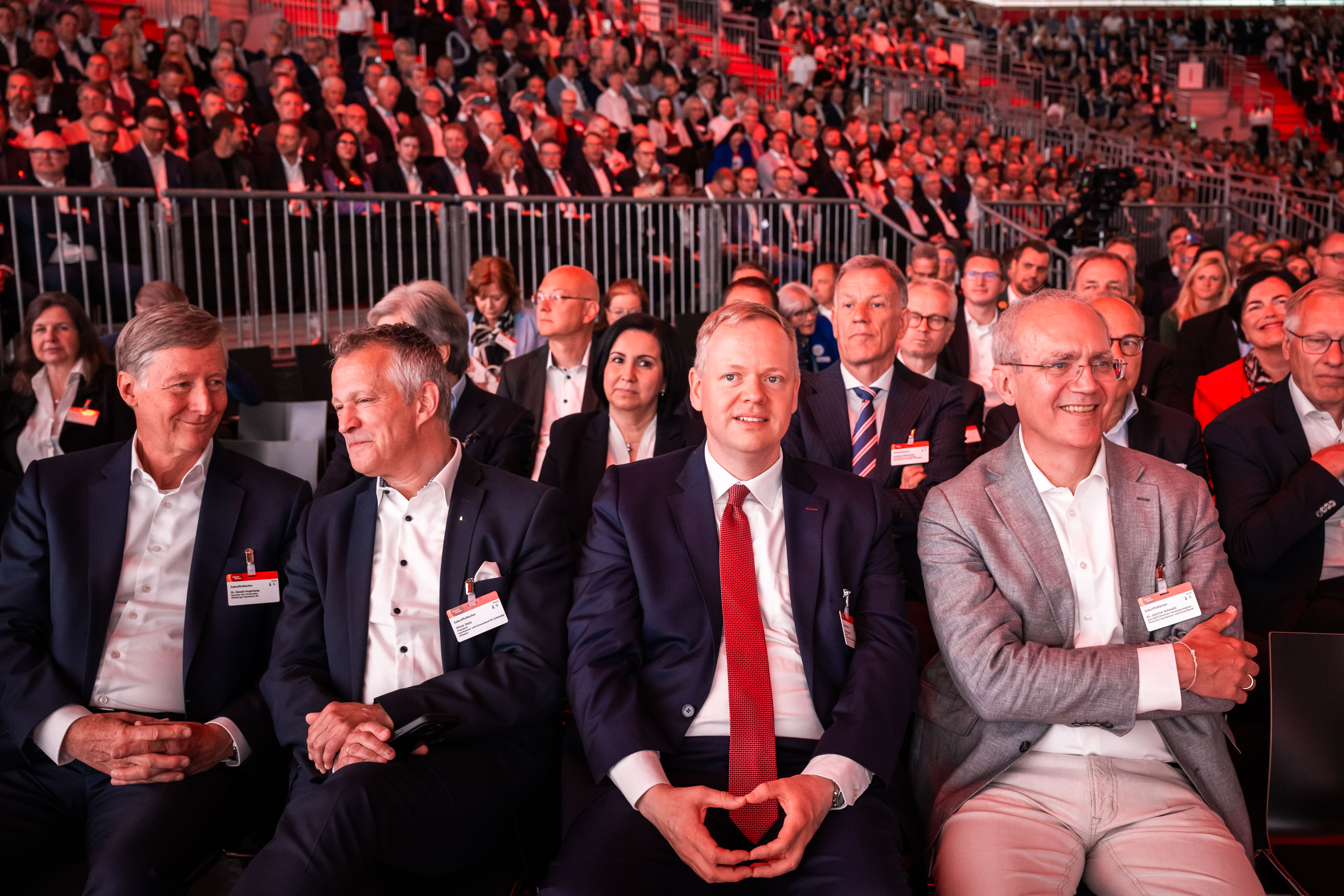 Dr. Matthias Neth, Präsident des SVBW, verfolgt die Reden: „Der Deutsche Sparkassentag ist ein Treffen der Gestalter. Die Sparkassen sind vor Ort und wollen die Zukunft aktiv gestalten.“